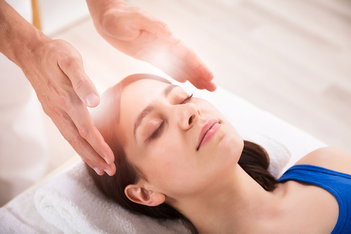 medical-news-today-what-is-reiki-reiki-practitioner-patient